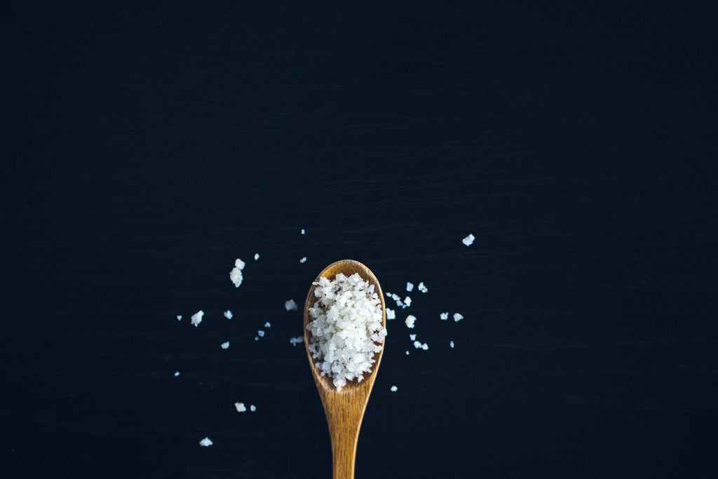 料理に使用する塩のイメージ