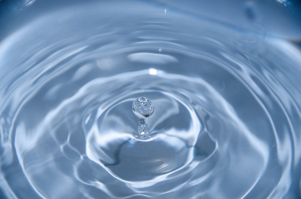 ストレスが関係して水よりも飲みたくなってしまう天然水スパークリングのイメージ
