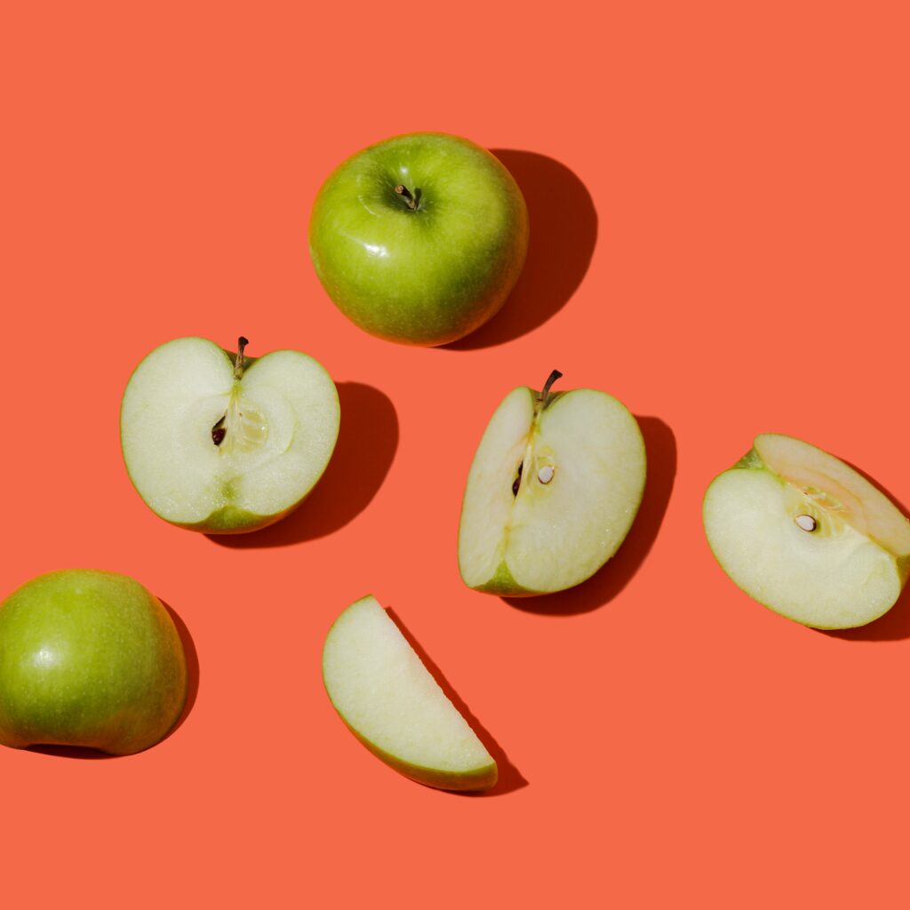 天然水ゼリーにりんご４分の１個の糖質が含まれていることを表すりんごのイメージ