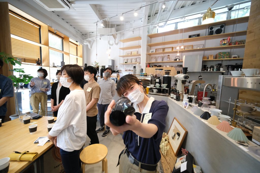 辻本珈琲がオアディスワンの実証実験で村田製作所のストレス計を使っているときのイメージ