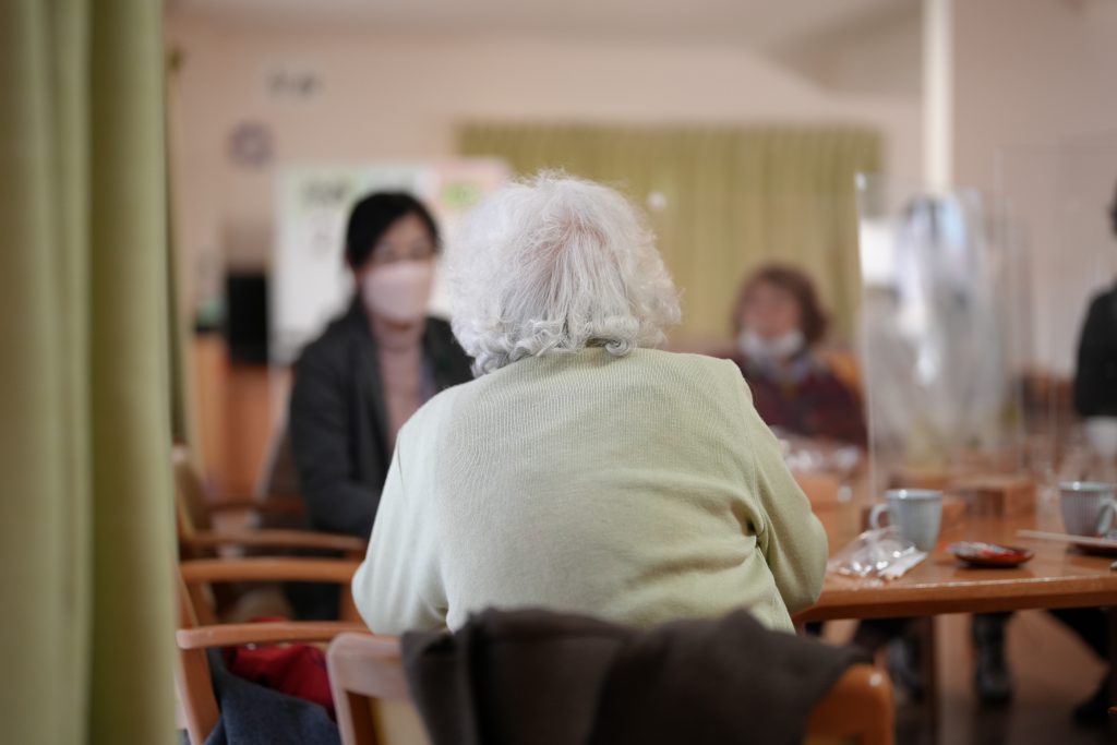 国立市の認知症カフェにいる９８歳のおばあちゃんが自律神経をはかっているイメージ