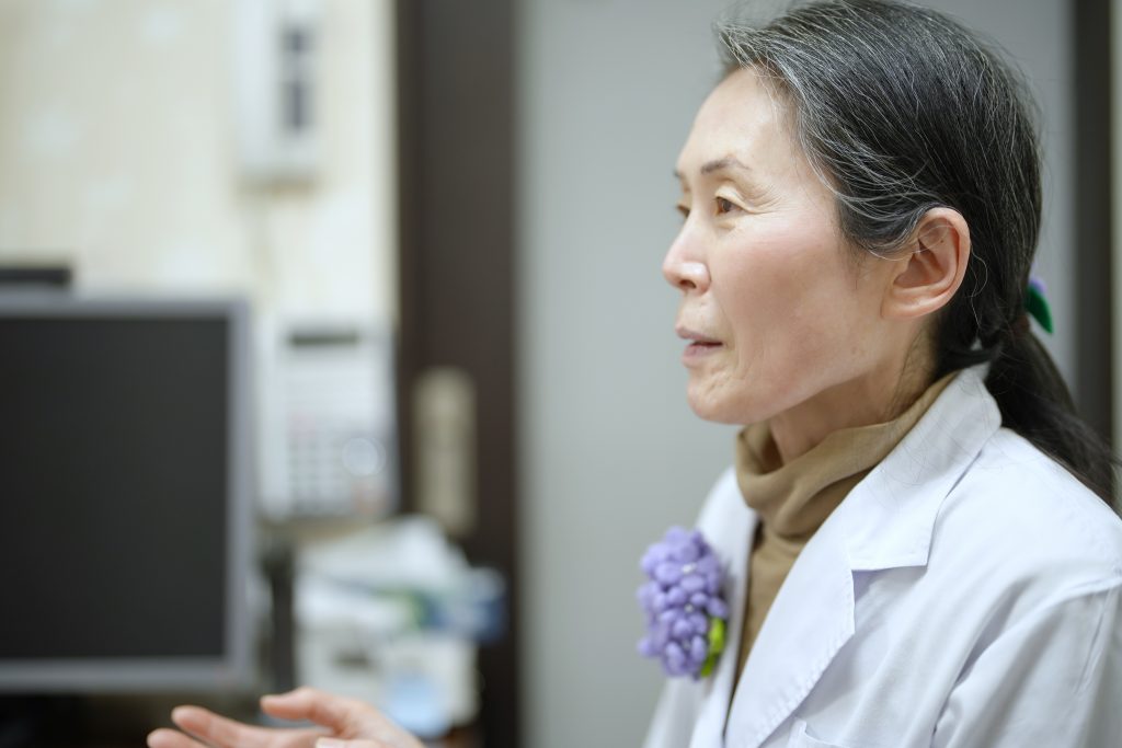 高齢者のてんかんについて説明する新宿神経クリニック院長渡辺先生のイメージ