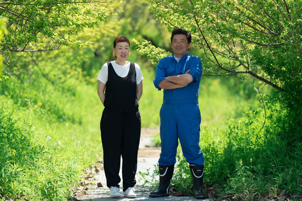 「株式会社かたやま農園」代表取締役の片山さんとオアディスワンの前田晴代が農業について話しているイメージ