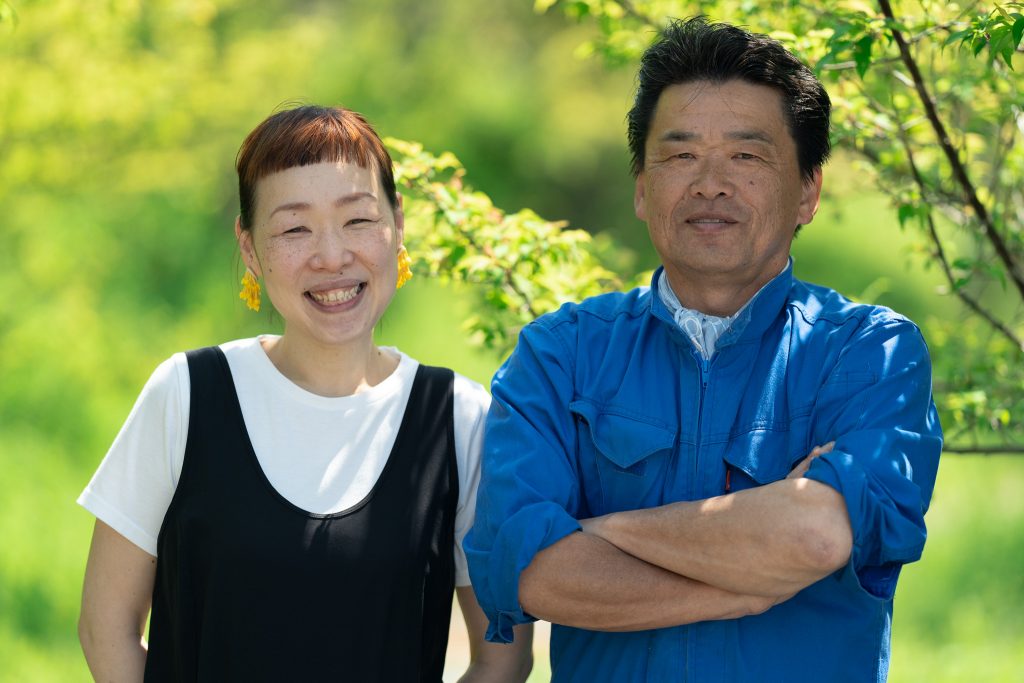「株式会社かたやま農園」代表取締役の片山さんとオアディスワンの前田晴代が農業について話しているイメージ