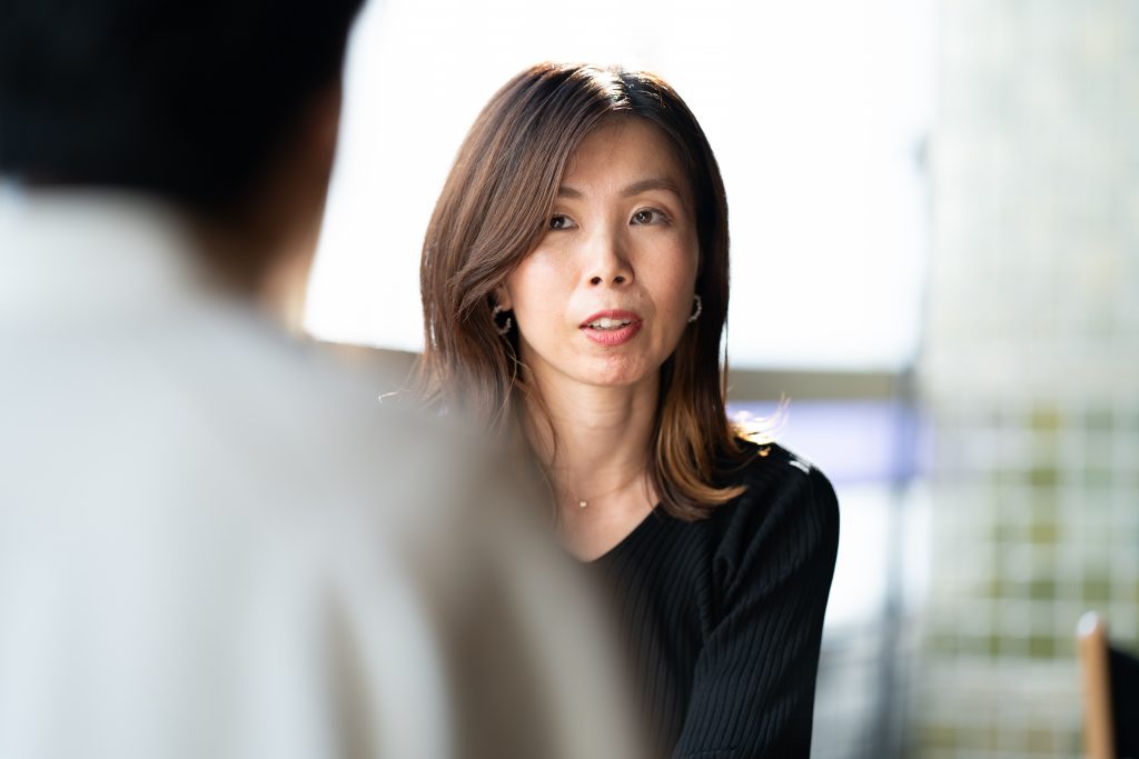 D.O.D株式会社代表取締役岩花玄さんにインタビューしている女性のイメージ