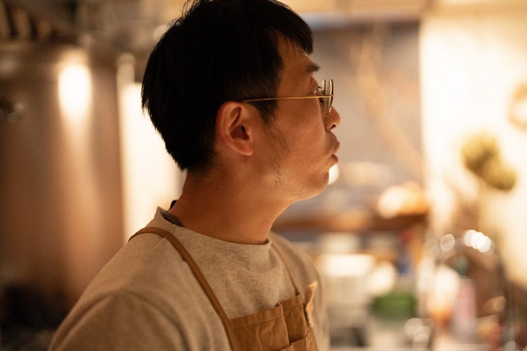 大阪の有名スペイン料理店アサドールロカの店主宇田さんが喋っている