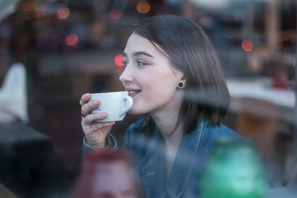 更年期のホットフラッシュ対策にサプリメントを飲んでいる女性