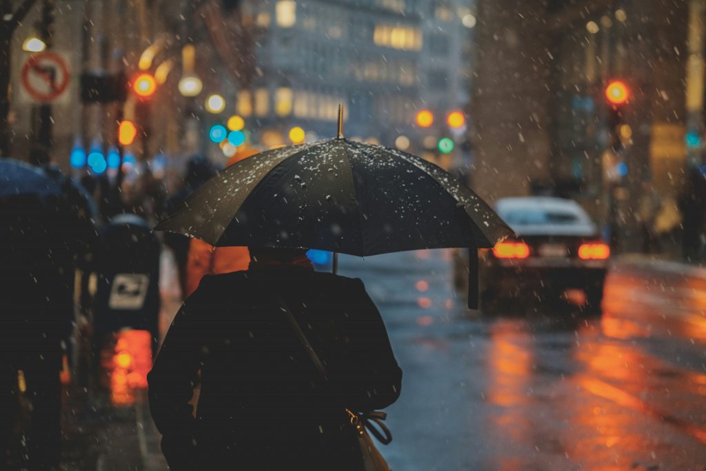 梅雨の季節に低気圧頭痛で悩む人