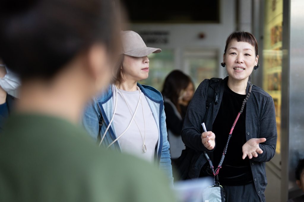 オアディスワンの散歩イベントをする前田晴代