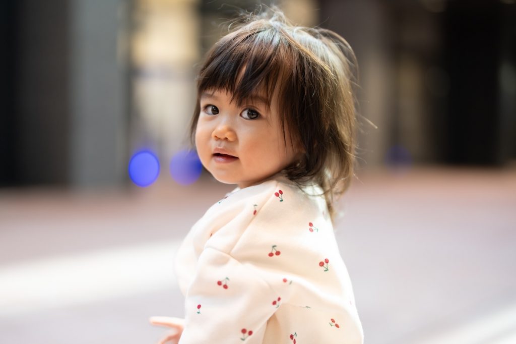 京阪電車とオアディスワンの散歩イベントに参加する子供