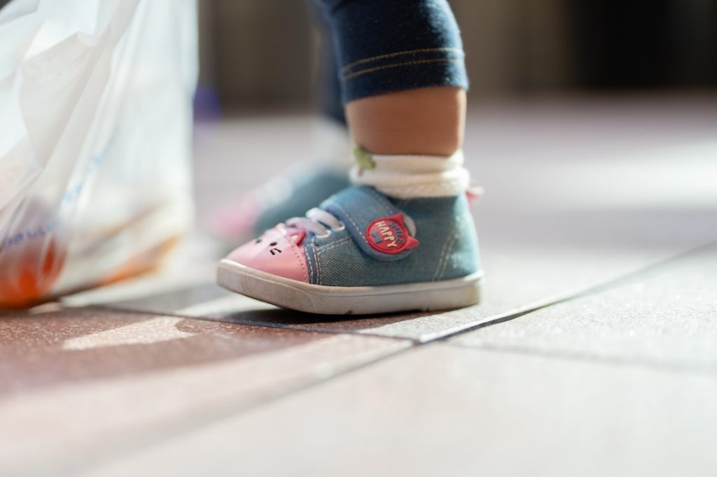 京阪電車とオアディスワンの散歩イベントに参加する子供