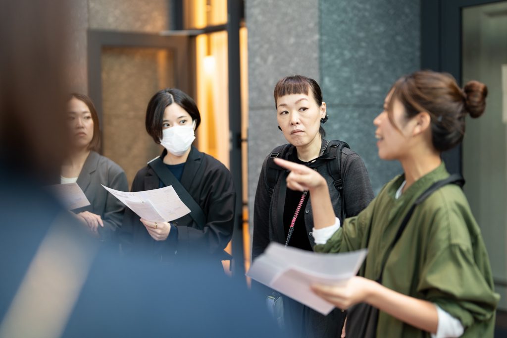 感情計測アプリ「KOKOROスケール」を説明する植田香菜子